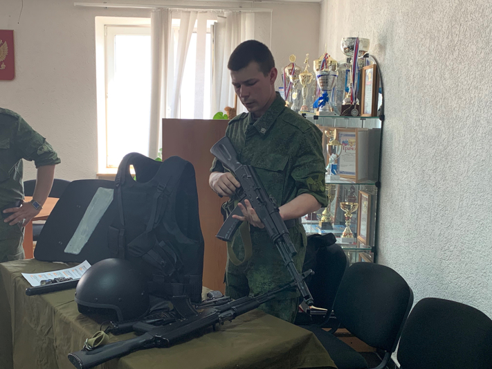 Военнослужащие Росгвардии провели патриотическое мероприятие для салехардских подростков