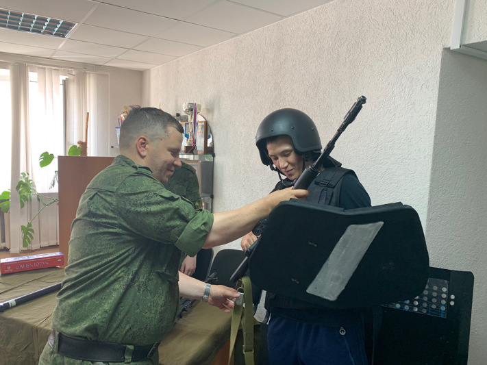 Военнослужащие Росгвардии провели патриотическое мероприятие для салехардских подростков
