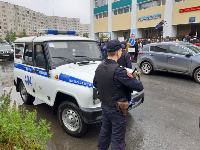 На Ямале сотрудники Росгвардии осуществили охрану общественного порядка на школьных линейках