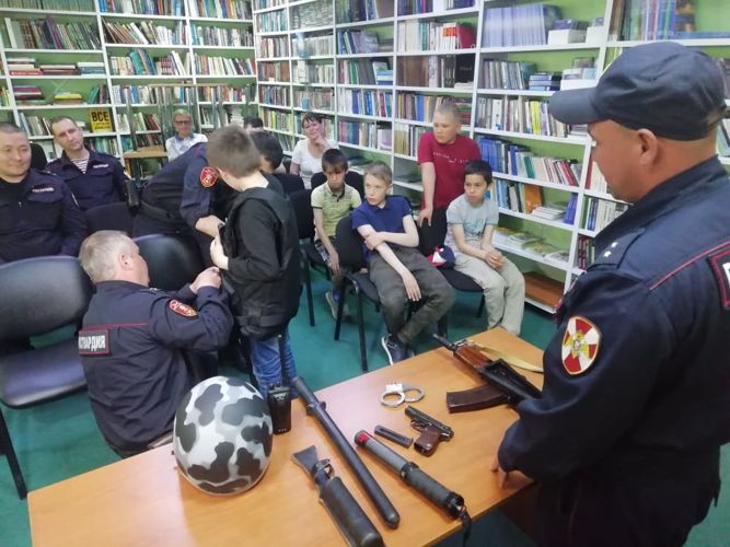  На Ямале росгвардейцы проводят уроки к 100-летнему юбилею Михаила Калашникова