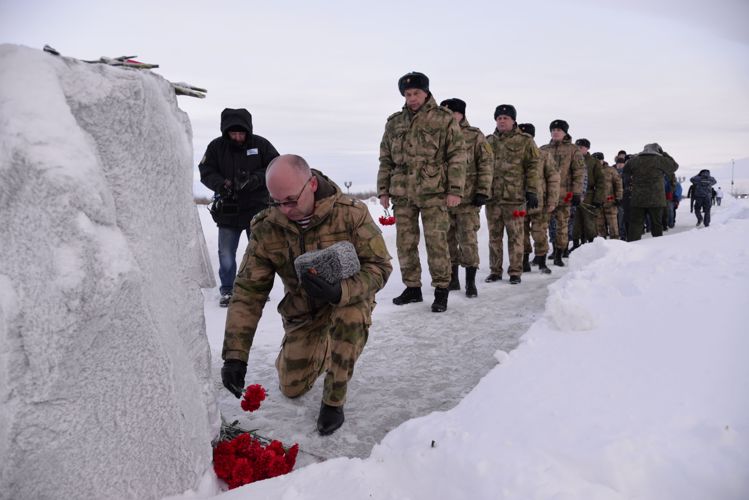 На Ямале росгвардейцы  возложили цветы в  честь памятной даты