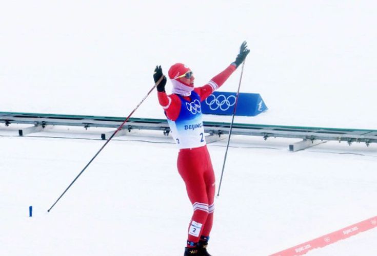 Директор Росгвардии Виктор Золотов трёхкратного Олимпийского чемпиона Александра Большунова с волевой победой в масс-старте