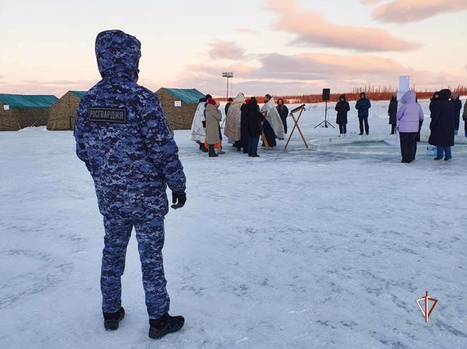 Росгвардия осуществляет охрану общественного порядка в период проведения Крещенских Богослужений на Ямале