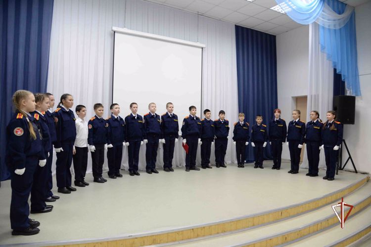 На Ямале росгвардейцы поздравили школьников со вступлением в ряды кадетов (видео)