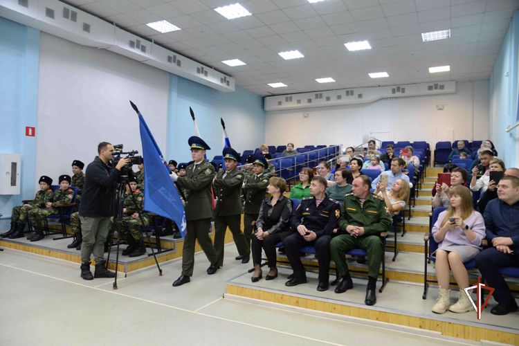 На Ямале росгвардейцы поздравили школьников со вступлением в ряды кадетов (видео)