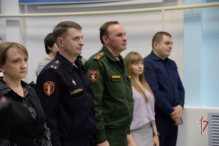 На Ямале росгвардейцы поздравили школьников со вступлением в ряды кадетов (видео)