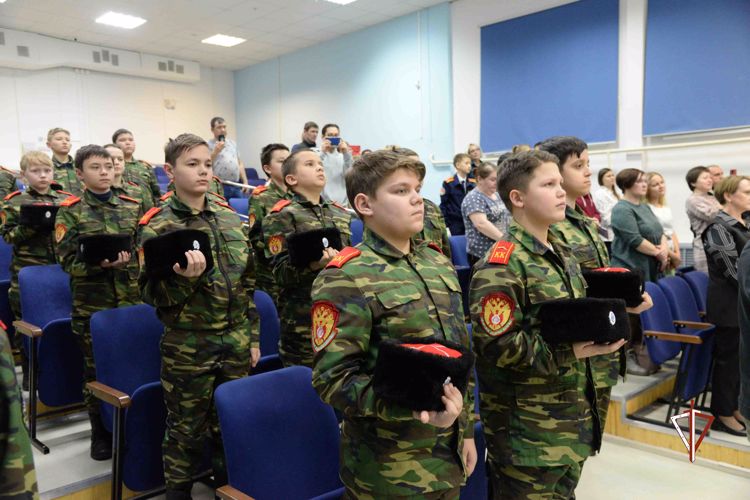На Ямале росгвардейцы поздравили школьников со вступлением в ряды кадетов (видео)