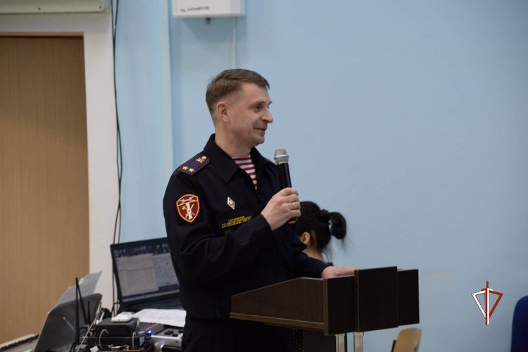 На Ямале росгвардейцы поздравили школьников со вступлением в ряды кадетов (видео)