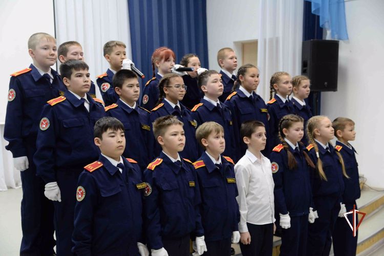 На Ямале росгвардейцы поздравили школьников со вступлением в ряды кадетов (видео)