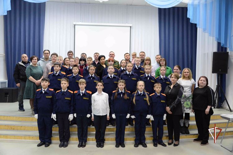 На Ямале росгвардейцы поздравили школьников со вступлением в ряды кадетов (видео)