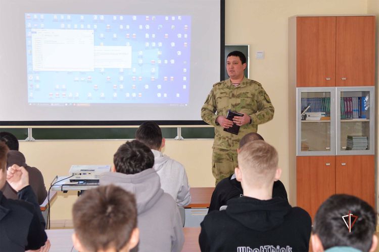 Офицеры Росгвардии проводят профориентационные встречи с ямальскими студентами