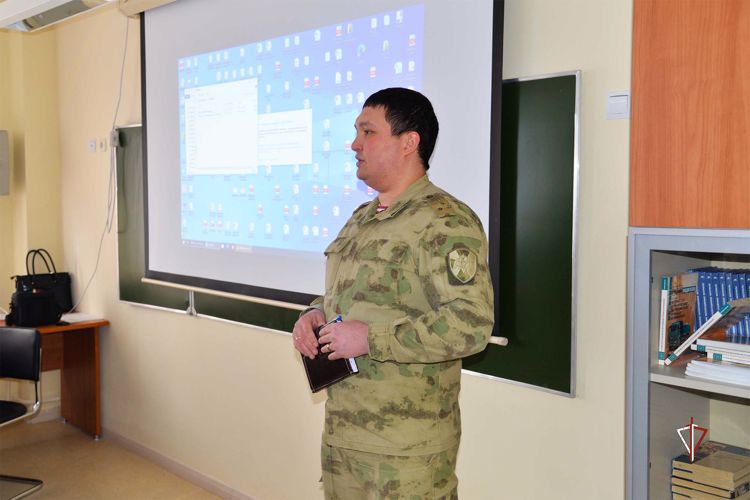 Офицеры Росгвардии проводят профориентационные встречи с ямальскими студентами