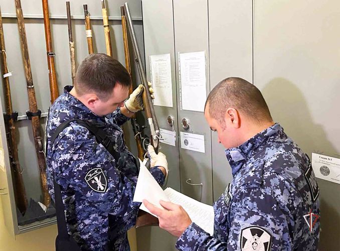 Росгвардия проверила сохранность исторических экспонатов оружия в главном музее Ямала (видео)