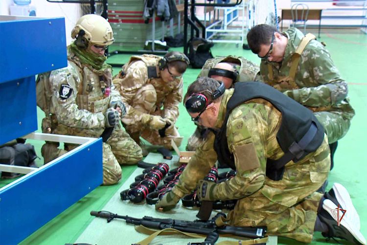 Офицеры Росгвардии проводят курсы начальной военной подготовки для ямальцев (ВИДЕО)