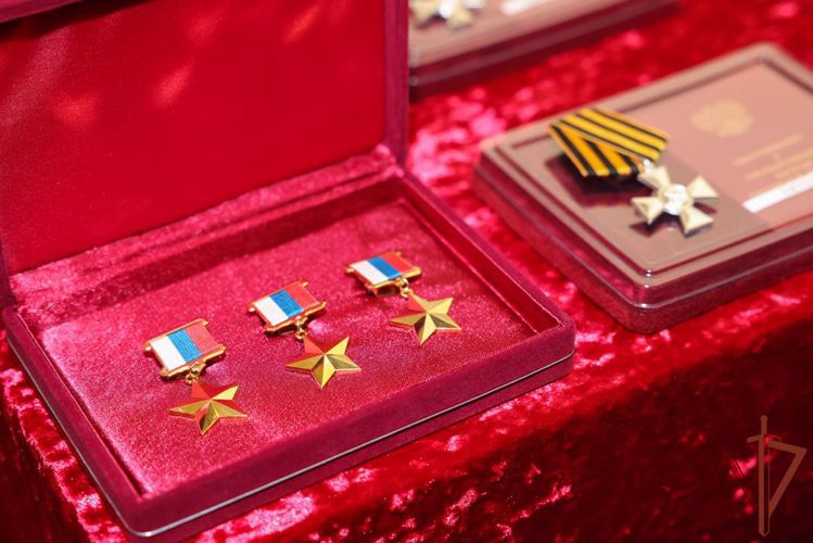 Директор Росгвардии генерал армии Виктор Золотов вручил офицерам ведомства «Золотые Звёзды» Героев России в День войск национальной гвардии