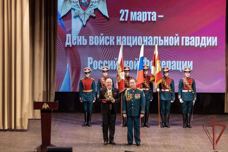 Директор Росгвардии генерал армии Виктор Золотов вручил офицерам ведомства «Золотые Звёзды» Героев России в День войск национальной гвардии