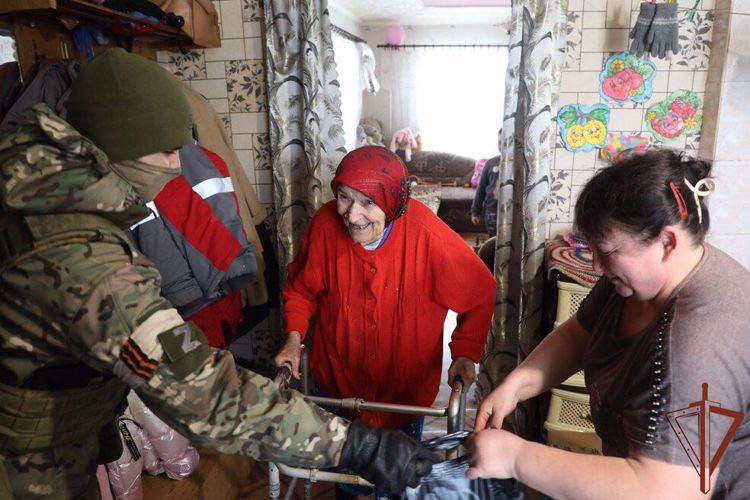 Росгвардейцы оказывают адресную помощь нуждающимся жителям населенных пунктов ЛНР