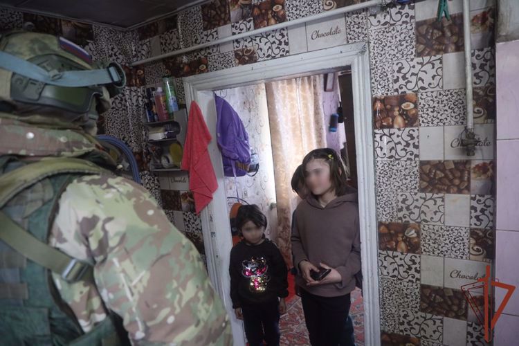 Росгвардейцы оказывают адресную помощь нуждающимся жителям населенных пунктов ЛНР