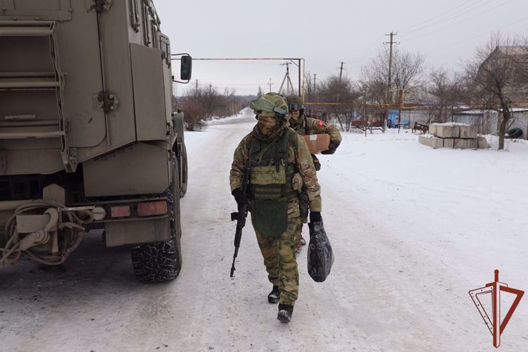 Росгвардейцы оказывают адресную помощь нуждающимся жителям населенных пунктов ЛНР