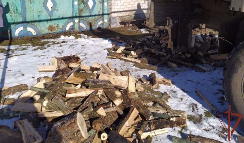 Росгвардейцы оказывают адресную помощь нуждающимся жителям населенных пунктов ЛНР