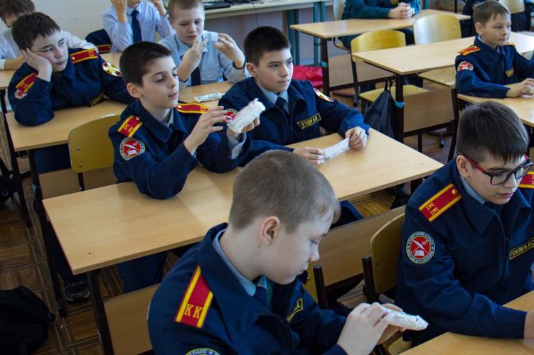Ямальским кадетам из подшефного класса Росгвардии рассказали об основах оказания первой медицинской помощи