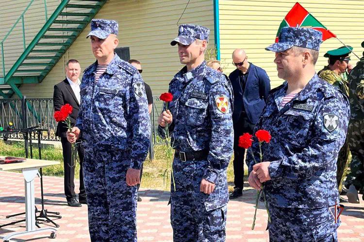 Росгвардейцы поздравили земляков-пограничников с профессиональным праздником на Ямале