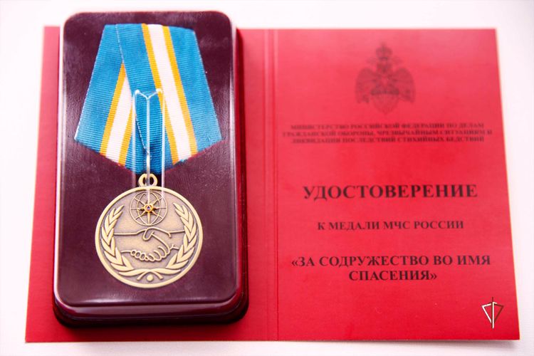 На Ямале сотрудник Росгвардии награжден ведомственной медалью МЧС России