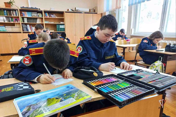 На Ямале ученики подшефного класса Росгвардии изготовили тематические открытки к 9 Мая для участников СВО