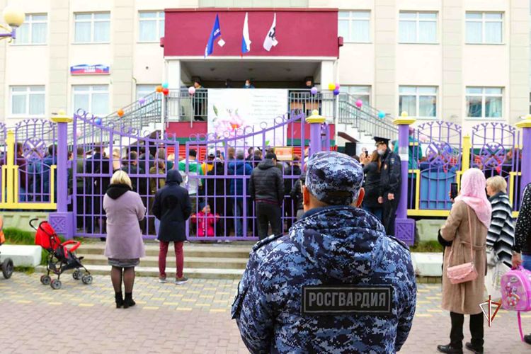 Росгвардия приняла участие в обеспечении безопасности «Последних звонков» на Ямале