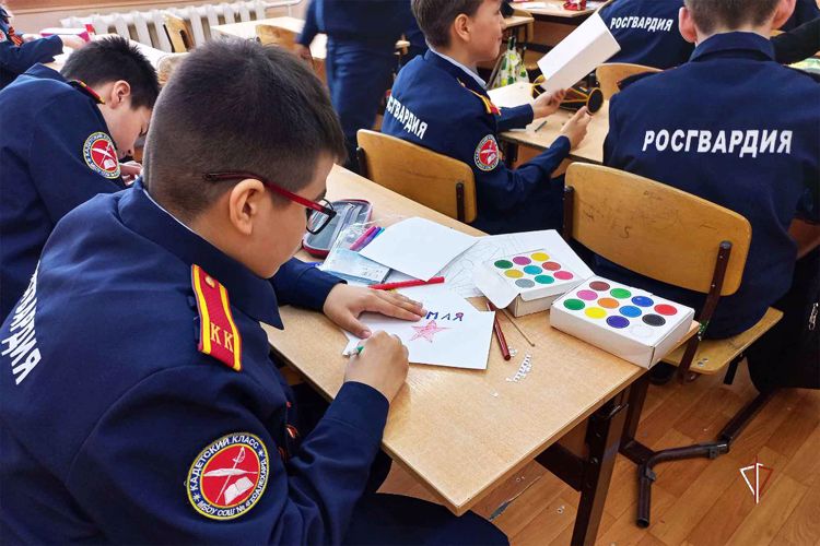 На Ямале ученики подшефного класса Росгвардии изготовили тематические открытки к 9 Мая для участников СВО