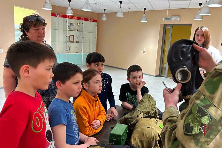 Росгвардия провела День открытых дверей для воспитанников социально-реабилитационного центра на Ямале