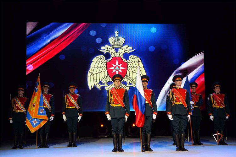 На Ямале сотрудник Росгвардии награжден ведомственной медалью МЧС России