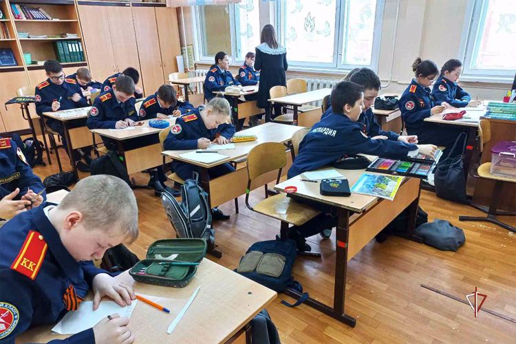 На Ямале ученики подшефного класса Росгвардии изготовили тематические открытки к 9 Мая для участников СВО