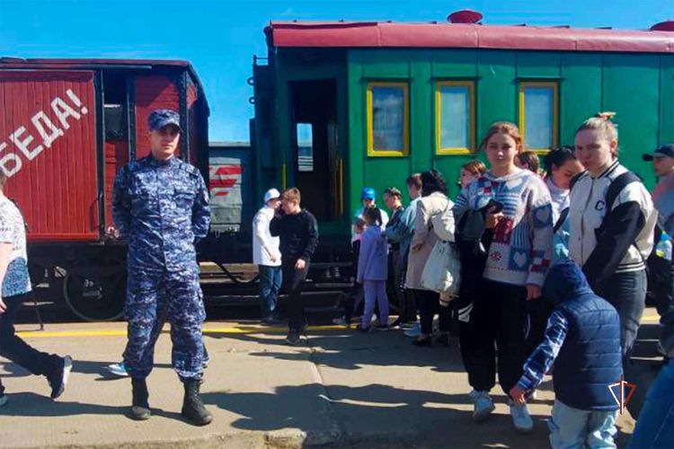 Росгвардейцы встретили поезд-музей «Эшелон Победы» на Ямале