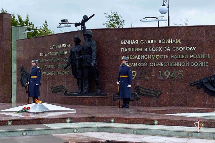На Ямале росгвардейцы зажгли свечи в День памяти и скорби