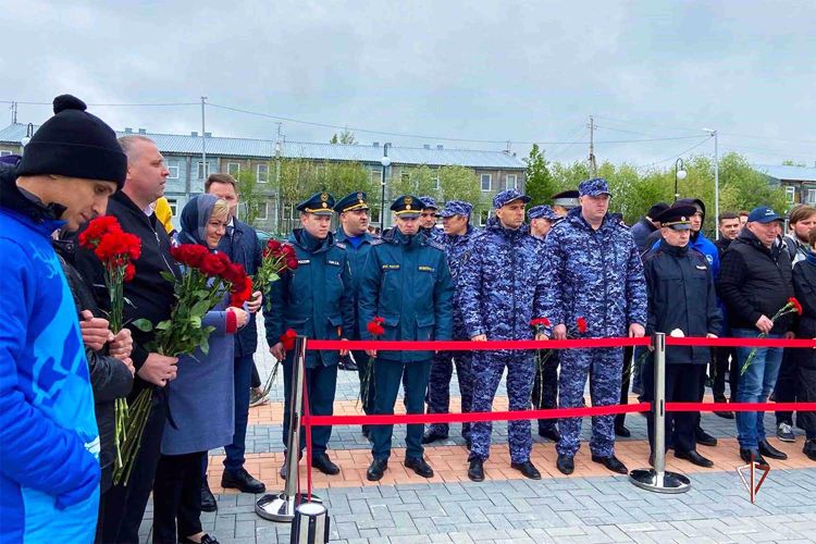 На Ямале росгвардейцы зажгли свечи в День памяти и скорби