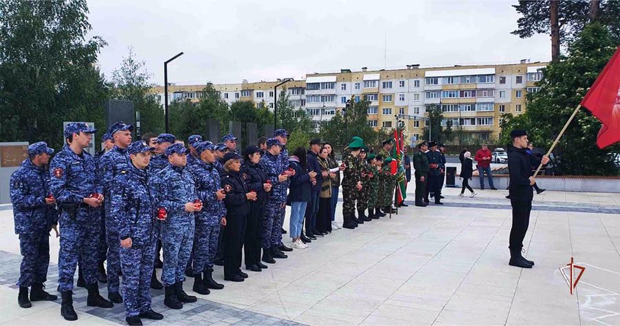 На Ямале росгвардейцы зажгли свечи в День памяти и скорби
