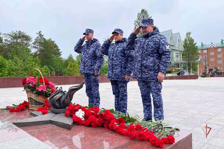 На Ямале росгвардейцы зажгли свечи в День памяти и скорби