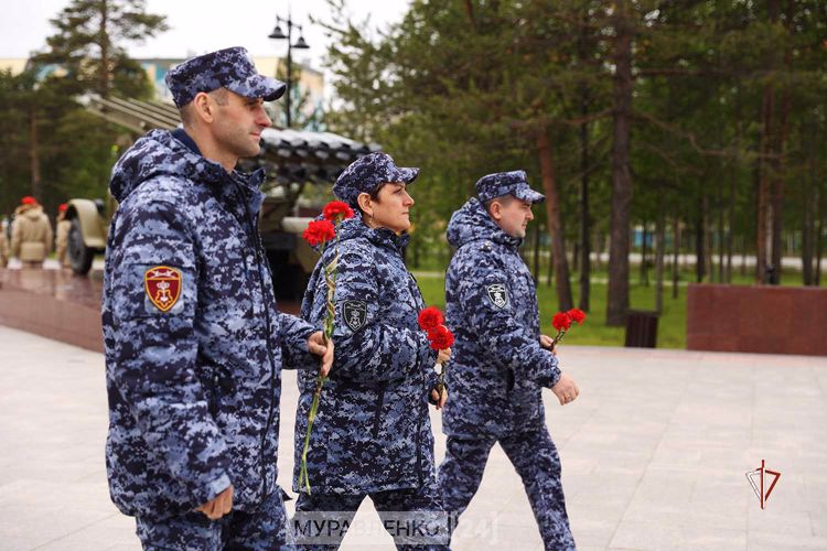 На Ямале росгвардейцы зажгли свечи в День памяти и скорби