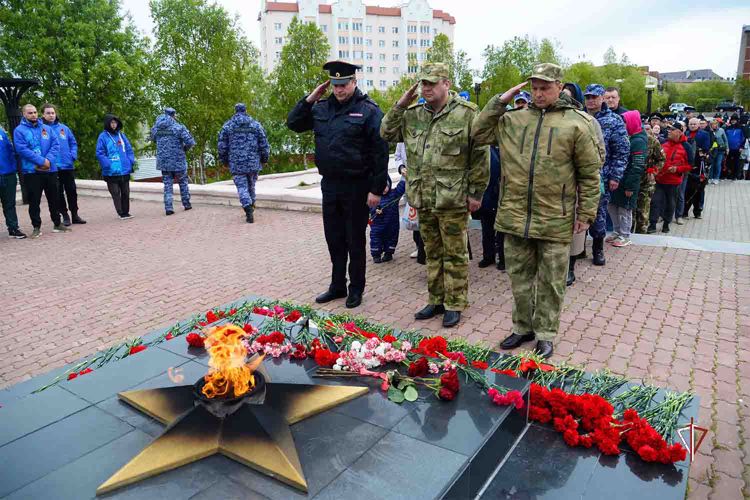 На Ямале росгвардейцы зажгли свечи в День памяти и скорби