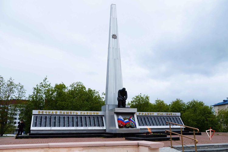 На Ямале росгвардейцы зажгли свечи в День памяти и скорби