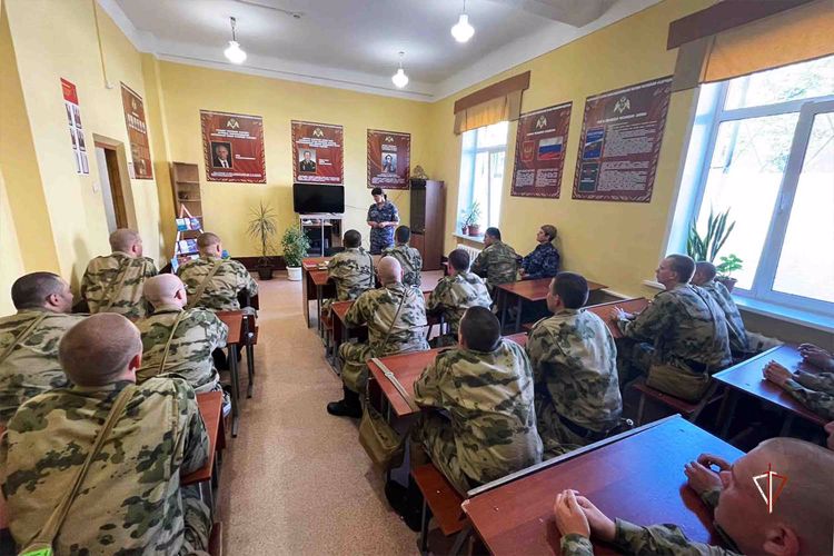 Офицеры Управления Росгвардии по Ямало-Ненецкому автономному округу провели профориентационную встречу с военнослужащими по призыву
