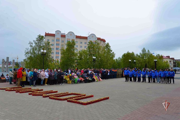 На Ямале росгвардейцы зажгли свечи в День памяти и скорби