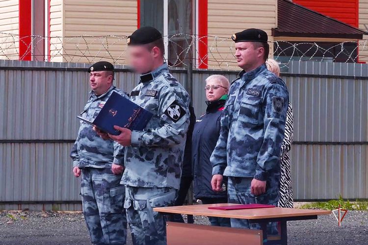 На Ямале сотрудники спецподразделения Росгвардии торжественно приняли присягу (ВИДЕО)