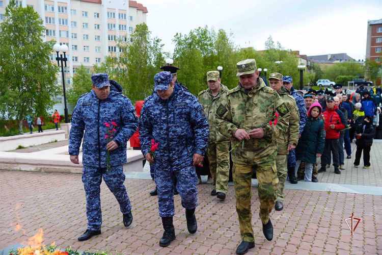 На Ямале росгвардейцы зажгли свечи в День памяти и скорби