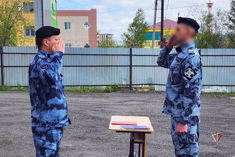 На Ямале сотрудники спецподразделения Росгвардии торжественно приняли присягу (ВИДЕО)