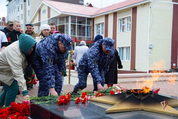 На Ямале росгвардейцы зажгли свечи в День памяти и скорби