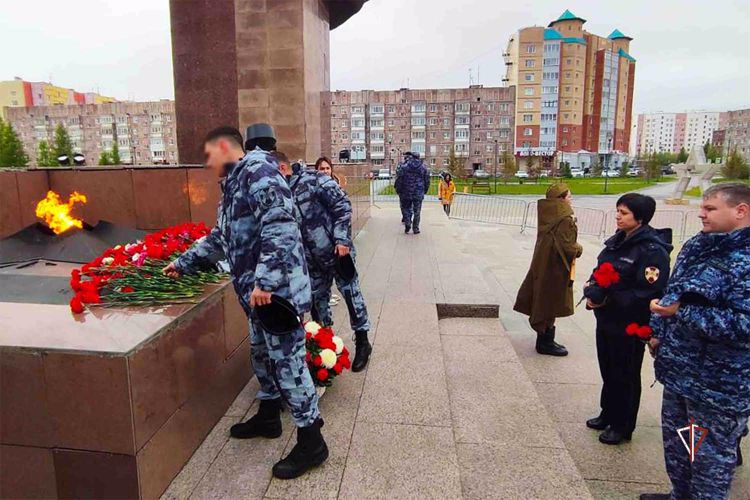 На Ямале росгвардейцы зажгли свечи в День памяти и скорби