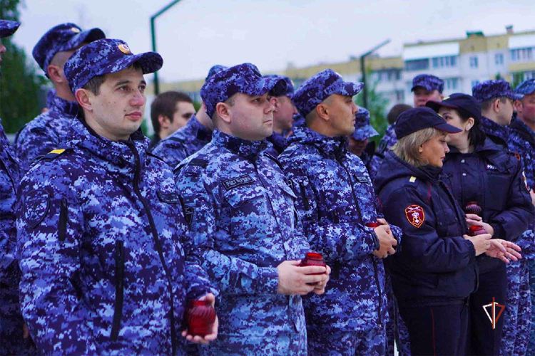 На Ямале росгвардейцы зажгли свечи в День памяти и скорби