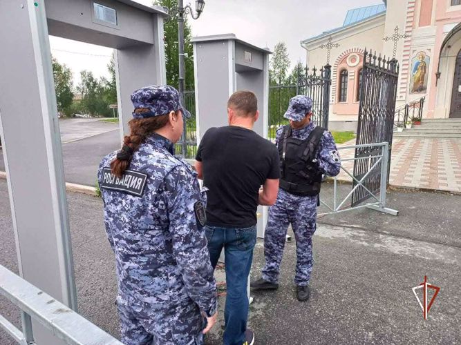 Росгвардия обеспечивает общественный порядок в период богослужений по случаю прибытия на Ямал ковчега с мощами Георгия Победоносца